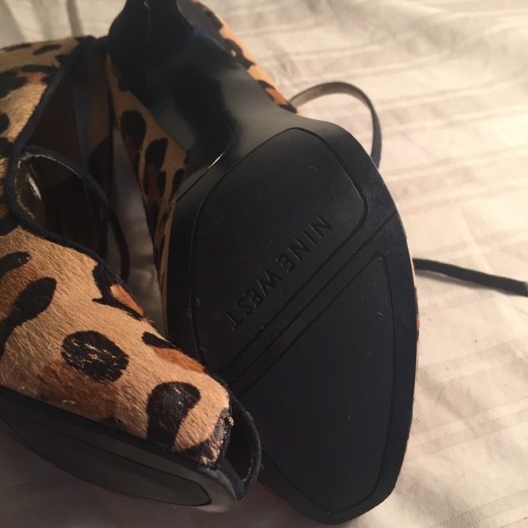 Nine West leopard pony hair heels w/ankle strap - Picture 4 of 6